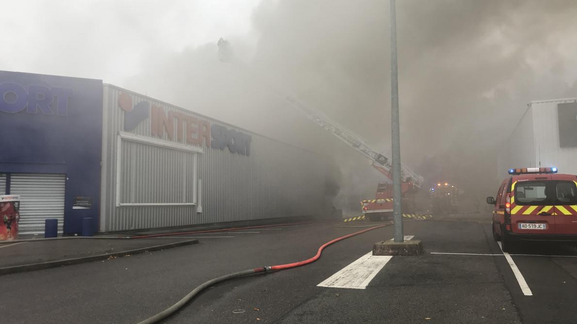 VIDÉO. Un incendie ravage le magasin Intersport de Laon