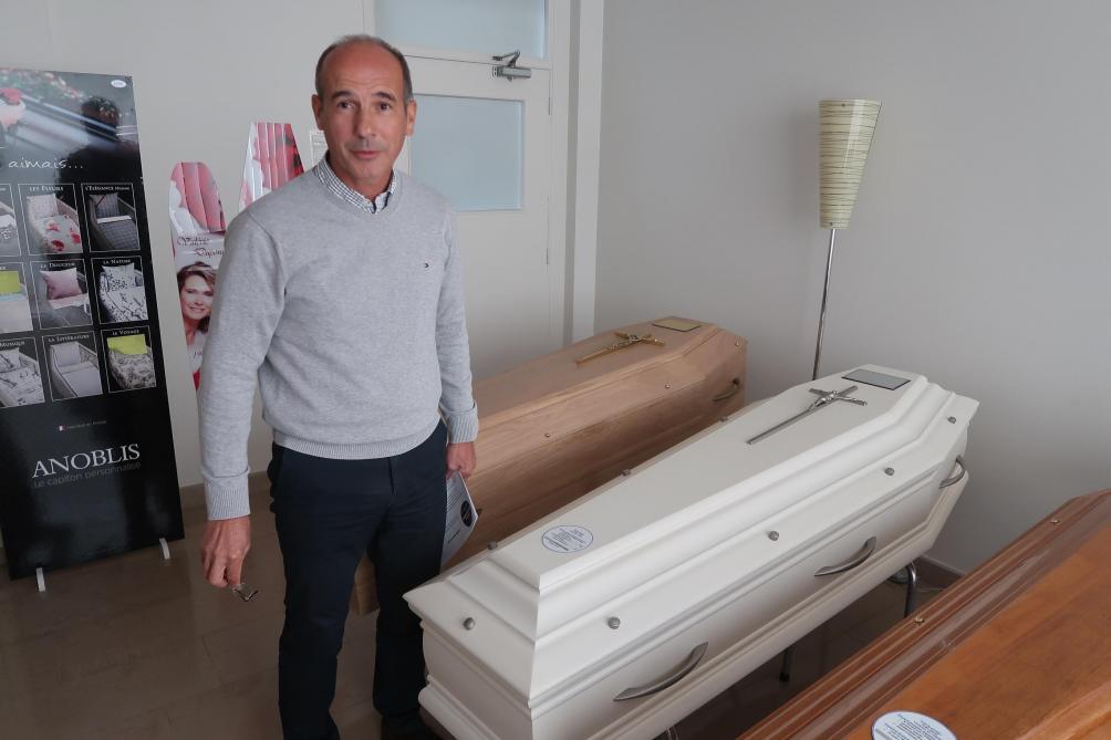 A Vitry Le Francois Il Vend Le Meme Cercueil Que Celui De Johnny Hallyday