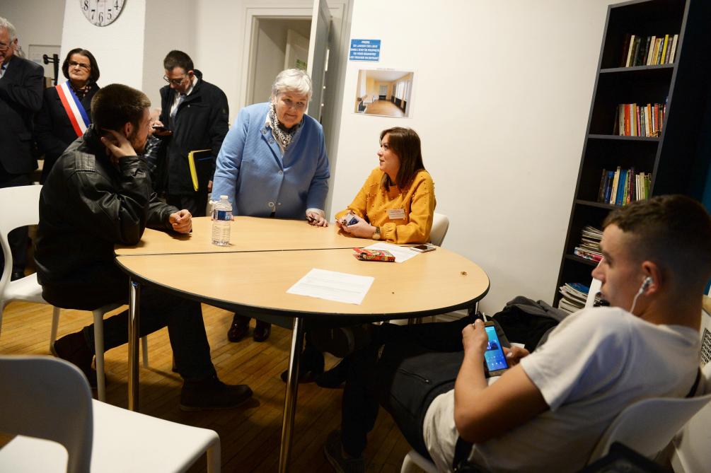 Les Ministres Ouvrent Le Bal Et Lancent Le Service Apres Vente De Macron Journal L Ardennais Abonne