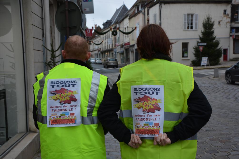 Un Samedi Couleur Jaune Fluo Avec Les Gilets Jaunes