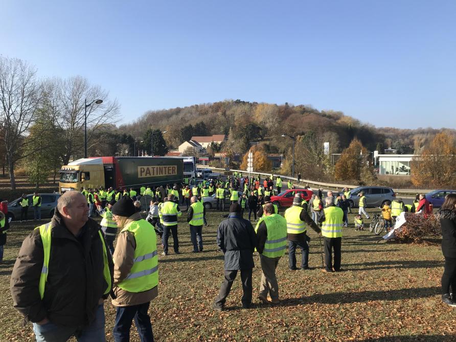 Près De 600 Gilets Jaunes Bloquent La Rn 2 à Soissons