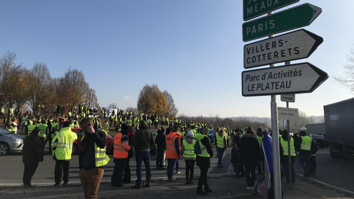 Près De 600 Gilets Jaunes Bloquent La Rn 2 à Soissons