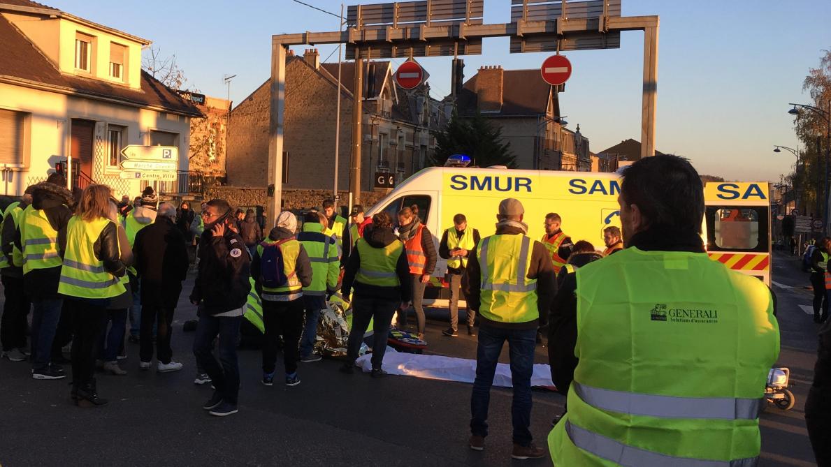 Un Automobiliste Force Un Barrage Gilets Jaunes à