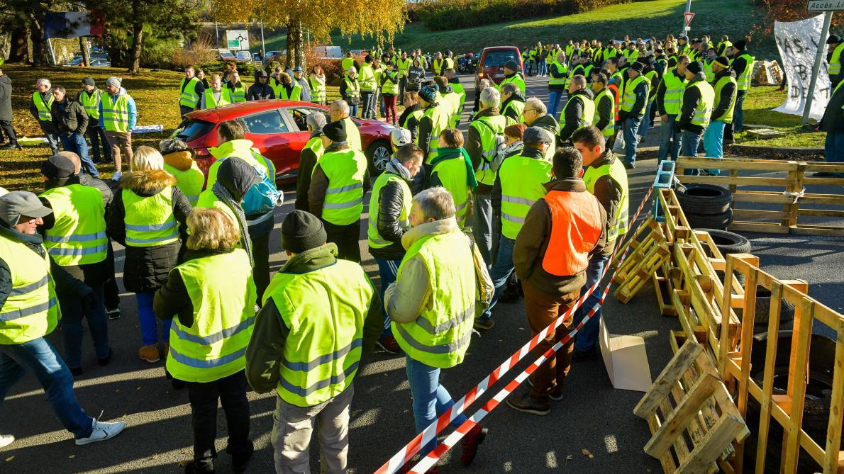 Gilets Jaunes 244000 Participants Un Mort Et Plus De 100