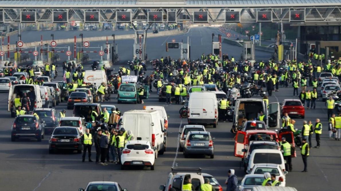 Gilets Jaunes Un Mort En Savoie Plus De 400 Personnes