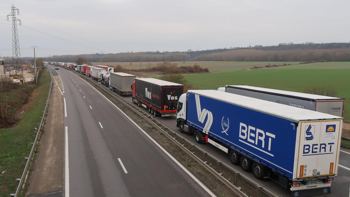 Transporteur Bloqué Par Les Gilets Jaunes En Pays Vitryat