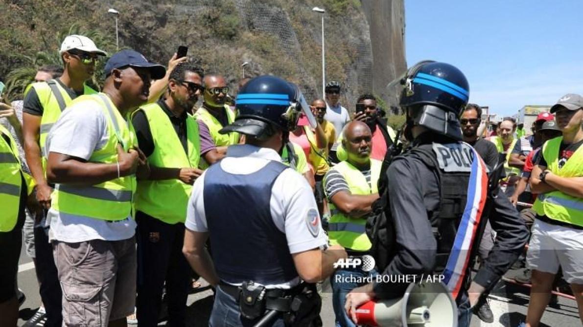 Gilets Jaunes La Réunion Secouée Par Une Flambée De Violences