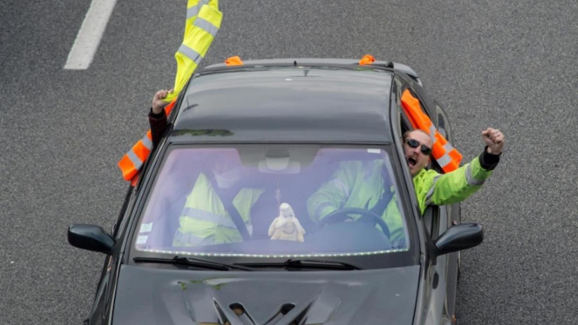 Gilets Jaunes Une Vingtaine De Sites Stratégiques Débloqués