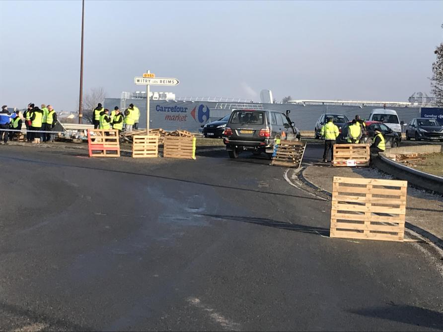 Gilets Jaunes Toujours Présents Autour De Reims Pas