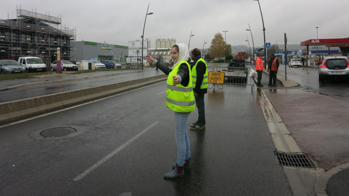 Gilets Jaunes Un Mort 400 Blessés 288 000 Manifestants