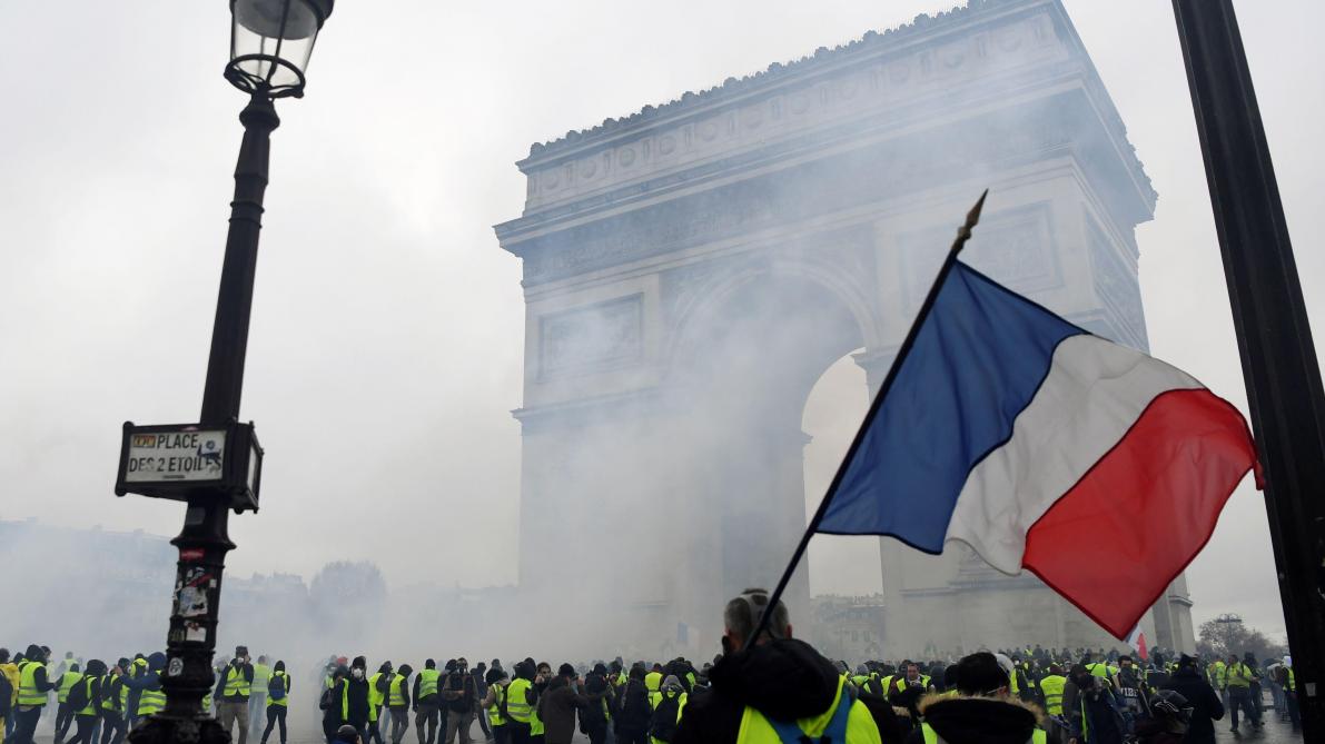Videos Gilets Jaunes Scènes De Guérilla Urbaine Au Cœur