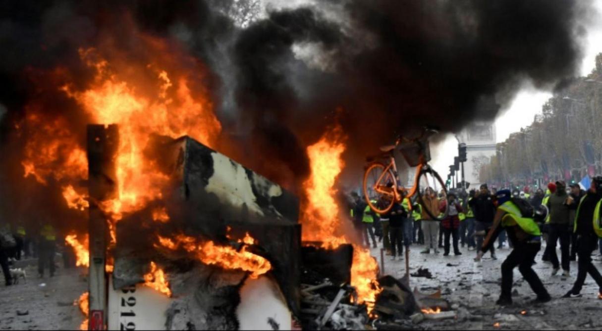 Les Gilets Jaunes Manifestent Sur Les Champs élysées