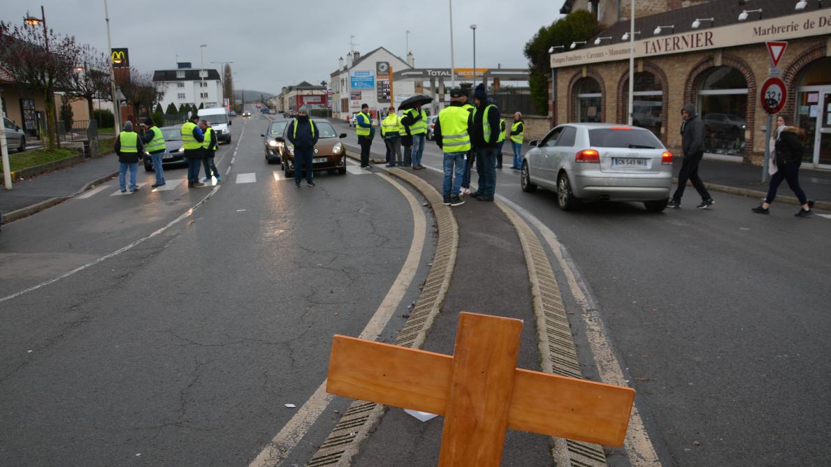 à Sedan Un Barrage Filtrant Mis En Place Par Les Gilets