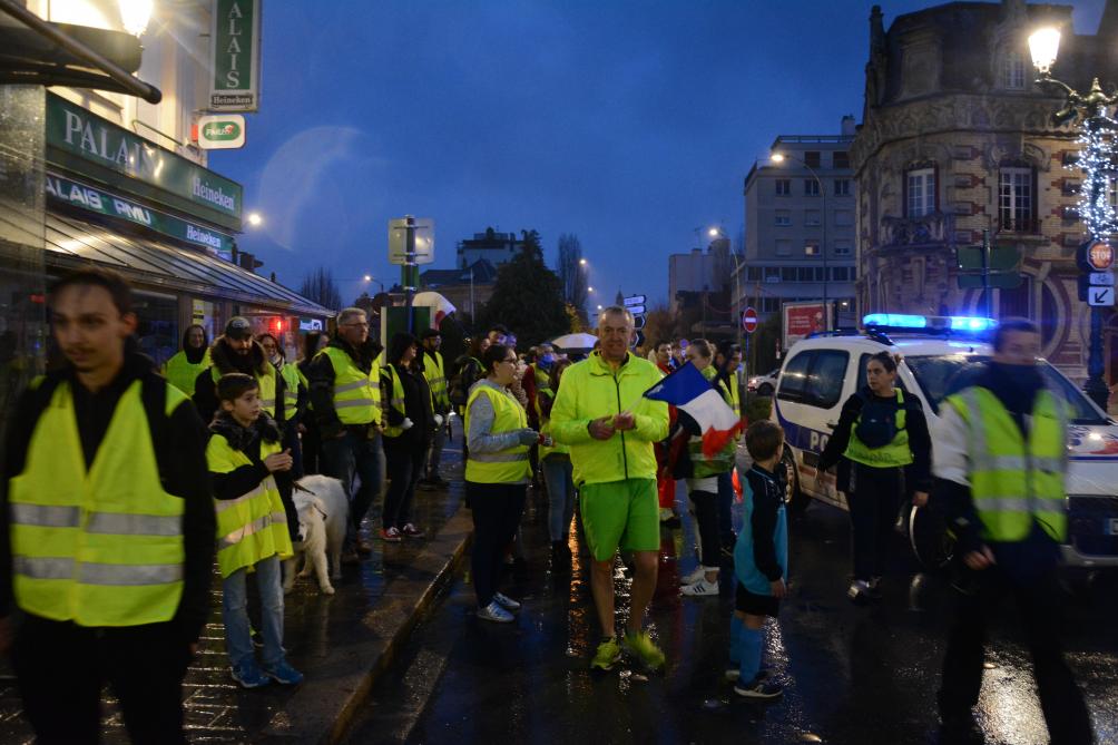 Les Gilets Jaunes Sinvitent à La Fête De Noël Depernay