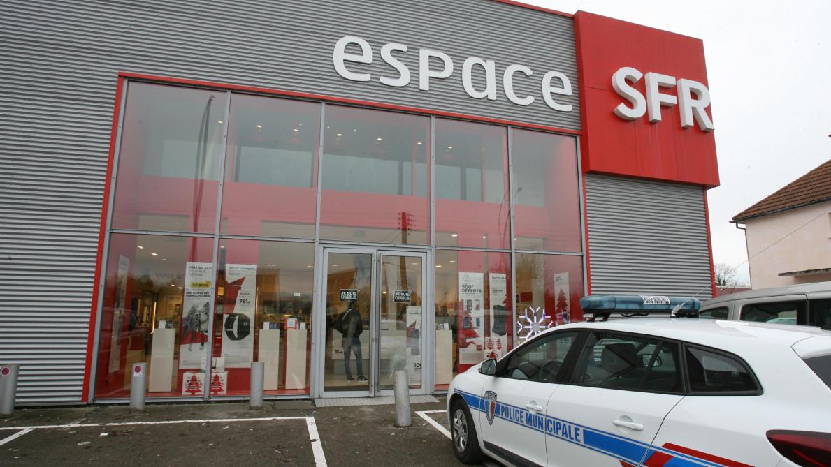 Des Employes De La Boutique Sfr De Saint Julien Les Villas Molestes