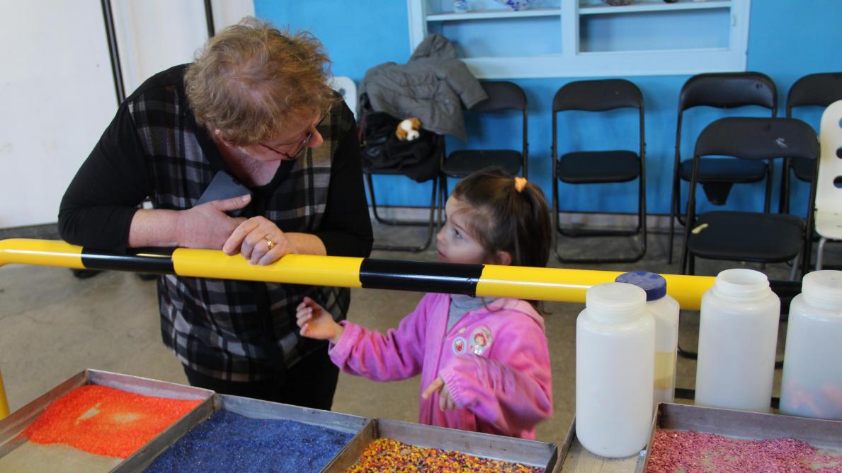 Ils Soufflent Leur Boule De Noël à Latelier Du Verre De Bayel