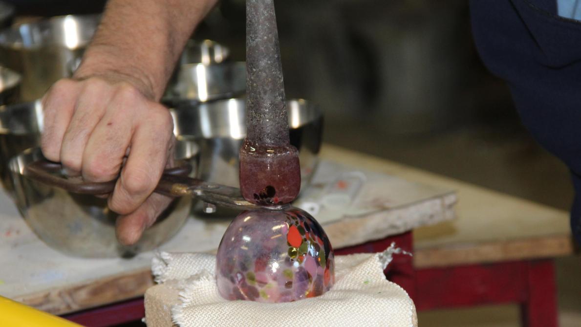 Ils Soufflent Leur Boule De Noël à Latelier Du Verre De Bayel