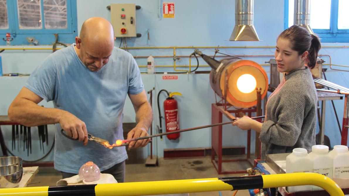 Ils Soufflent Leur Boule De Noël à Latelier Du Verre De Bayel