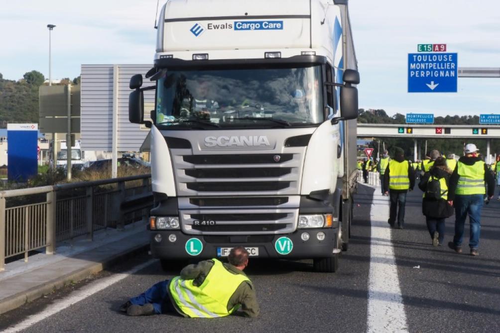 Des Centaines De Gilets Jaunes à La Frontière Franco Espagnole