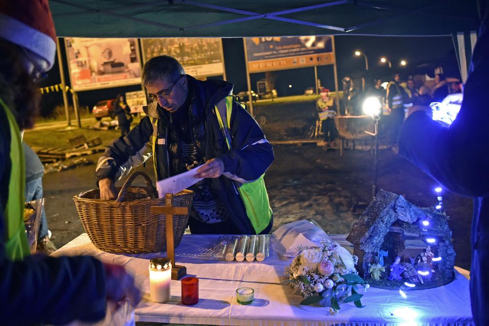 Video Gilets Jaunes Des Irreductibles Fetent Noel Sur Les Ronds Points