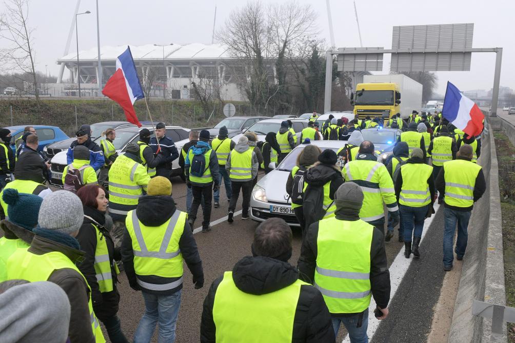 PHOTOS.- Gilets jaunes, vélos verts et drapeau tricolore: scènes insolites  sur l'autoroute à Reims