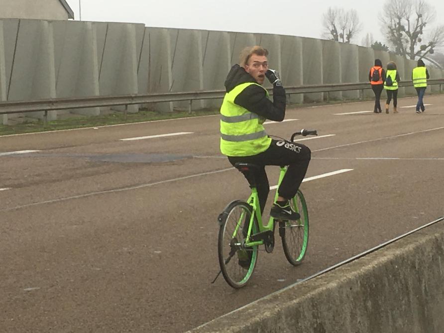 PHOTOS.- Gilets jaunes, vélos verts et drapeau tricolore: scènes insolites  sur l'autoroute à Reims