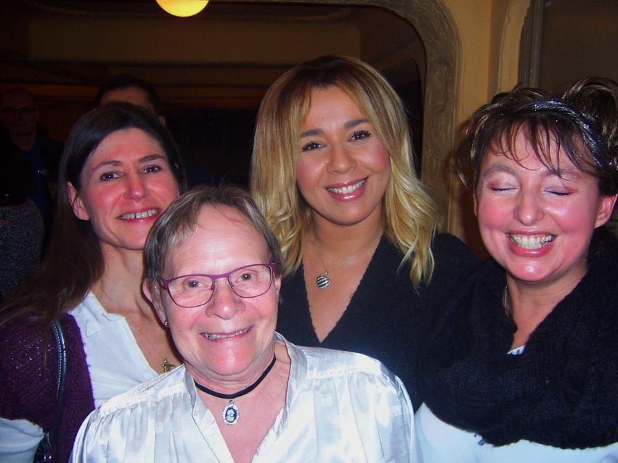 Une Partie De L Equipe De Chanteurs Derriere Gilbert Montagne Dans l'épisode de la parenthèse inattendue ce mercredi 28 mai, le chanteur aux dix millions de disques vendus, toujours chaussé de ses lunettes. chanteurs derriere gilbert