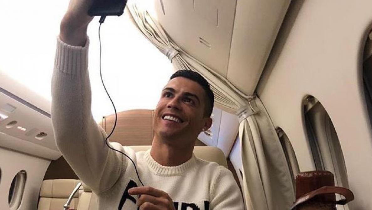 Alors Que L Avion De Sala Est Porte Disparu Ronaldo Partage Un Selfie Dans Son Jet