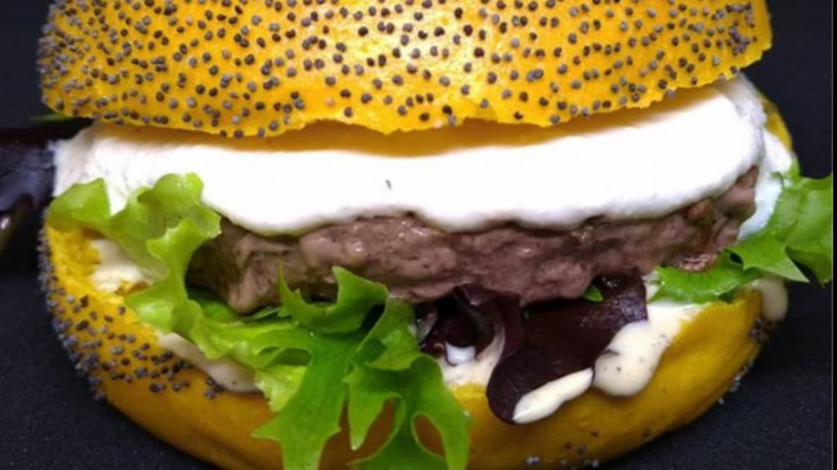 Un Burger Gilles Et John Sauce Lacrymogene Voit Le Jour A Nimes