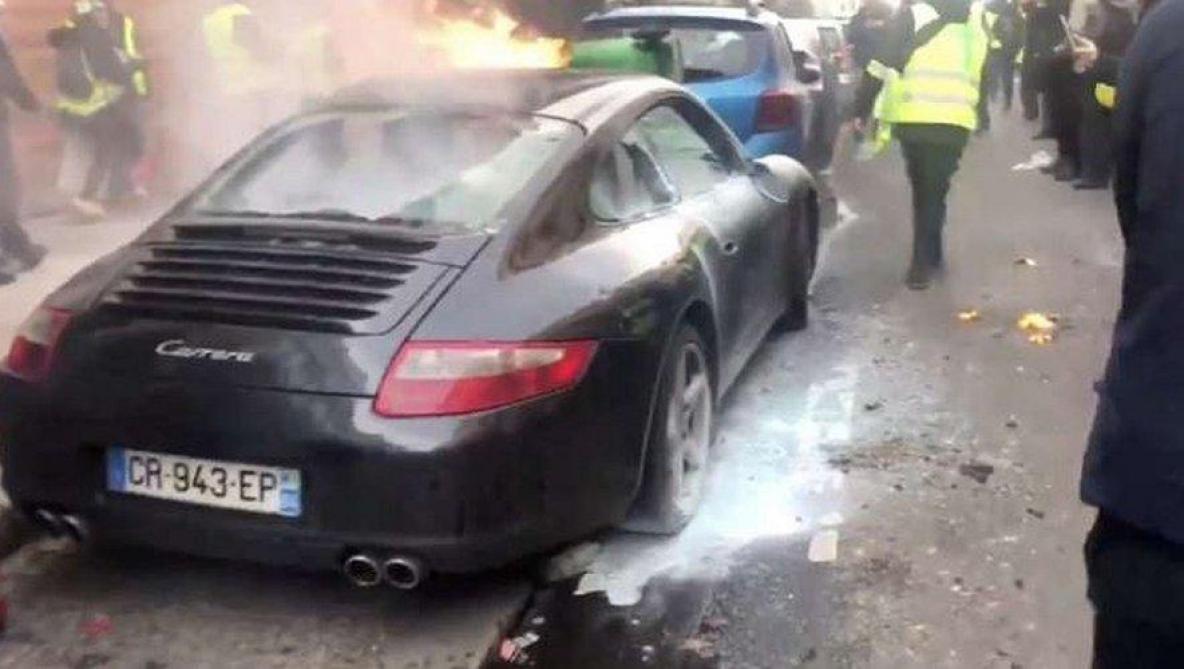 Gilets Jaunes La Porsche Du Chef Christian Etchebest Incendiee