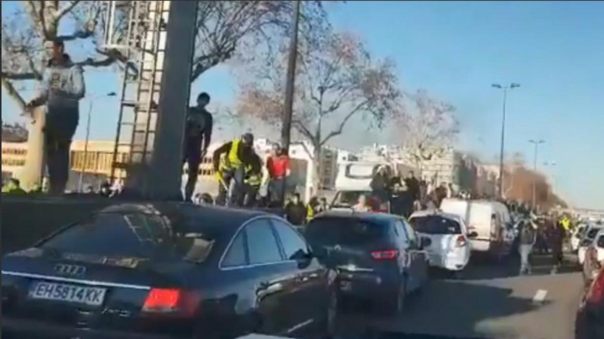 Gilets Jaunes Les Images Insupportables Dun Fourgon De