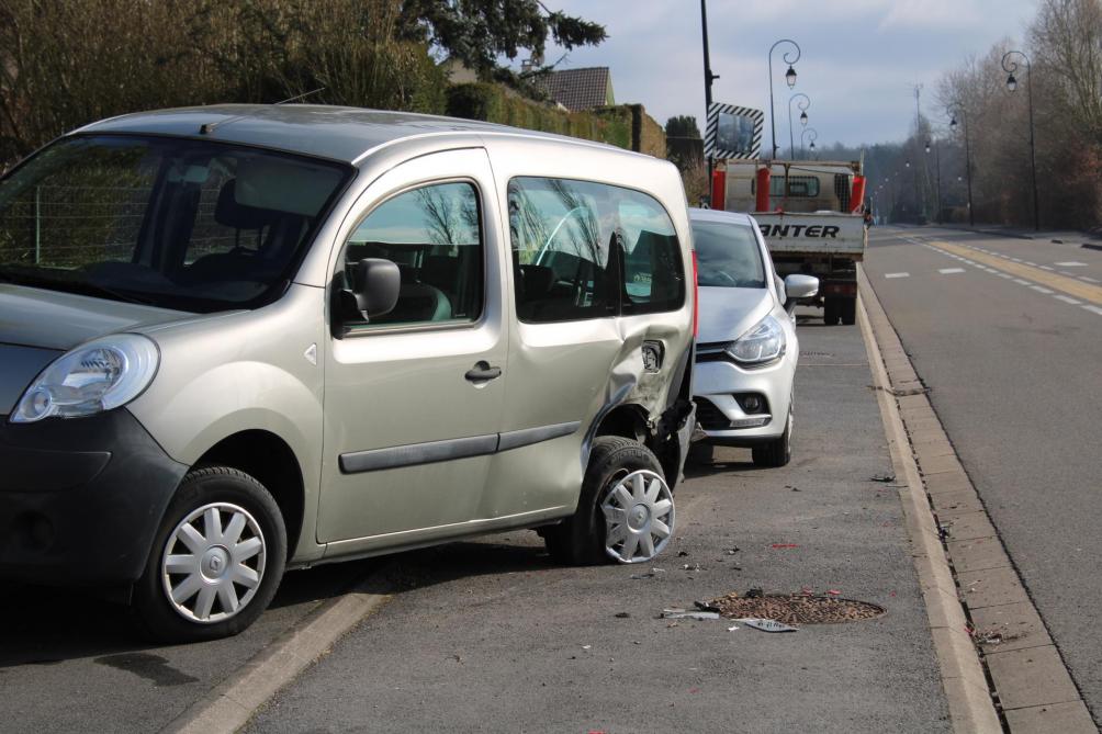 Elle Percute Une Voiture En Stationnement A Vireux Wallerand