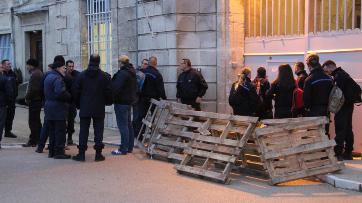 Securite Salaires Blocage Des Surveillants Penitentiaires