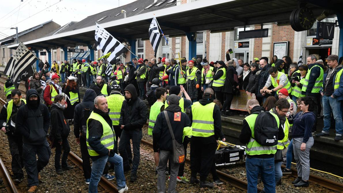 Gilets Jaunes Deux Enquêtes Ouvertes Contre Des Policiers