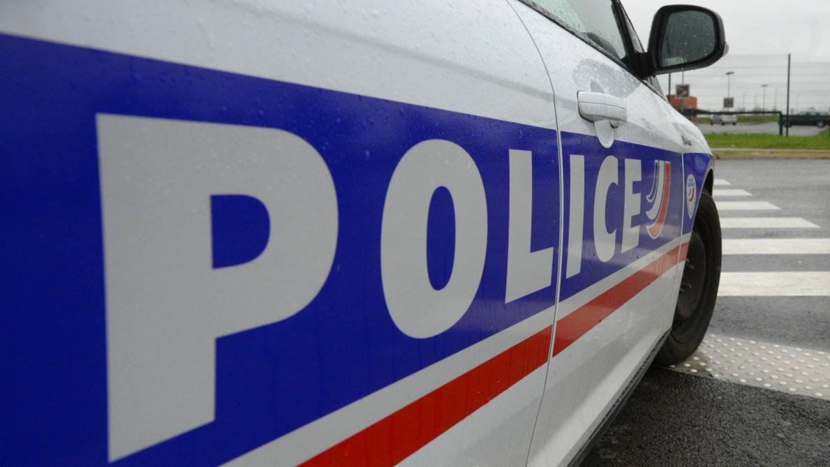 Un Remois Arrete Apres Avoir Colle Un Macaron Anti Police Sur Une