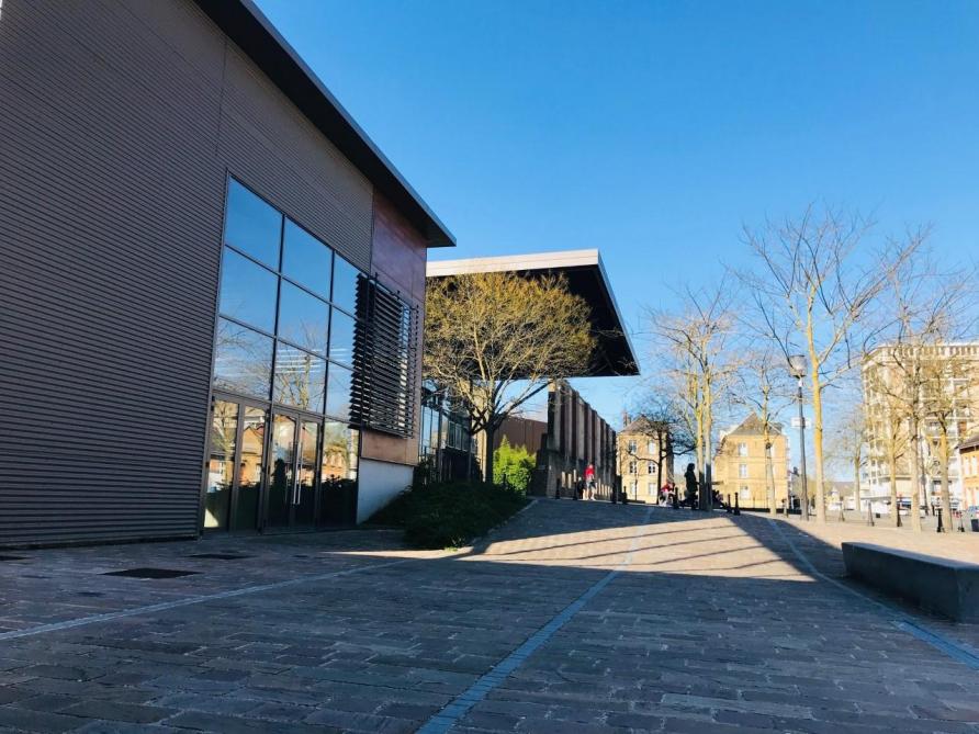 À côté du cinéma de Charleville-Mézières, la cellule reste vide À côté du cinéma de Charleville-Mézières, la cellule reste vide