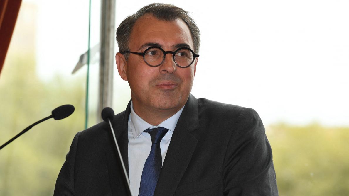 Accuse D Avoir Envoye Des Photos De Lui Nu Le Maire Du Havre