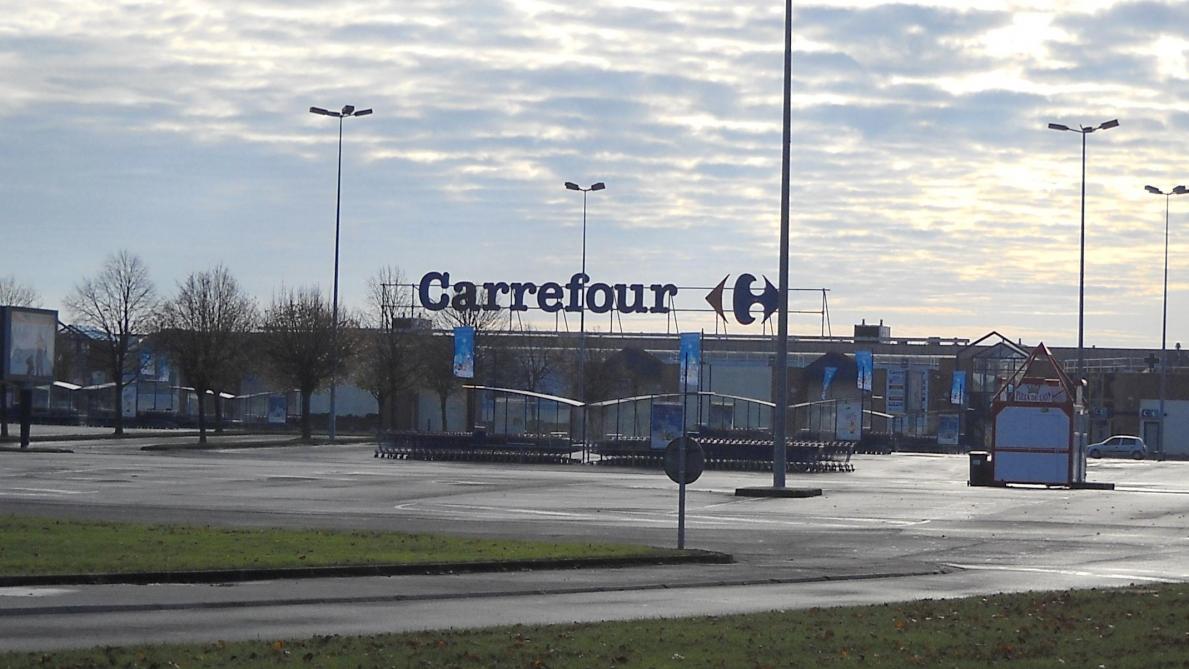 Carrefour négocie la suppression de 1.500 postes dans ses hypers français Carrefour négocie la suppression de 1.500 postes dans ses hypers français