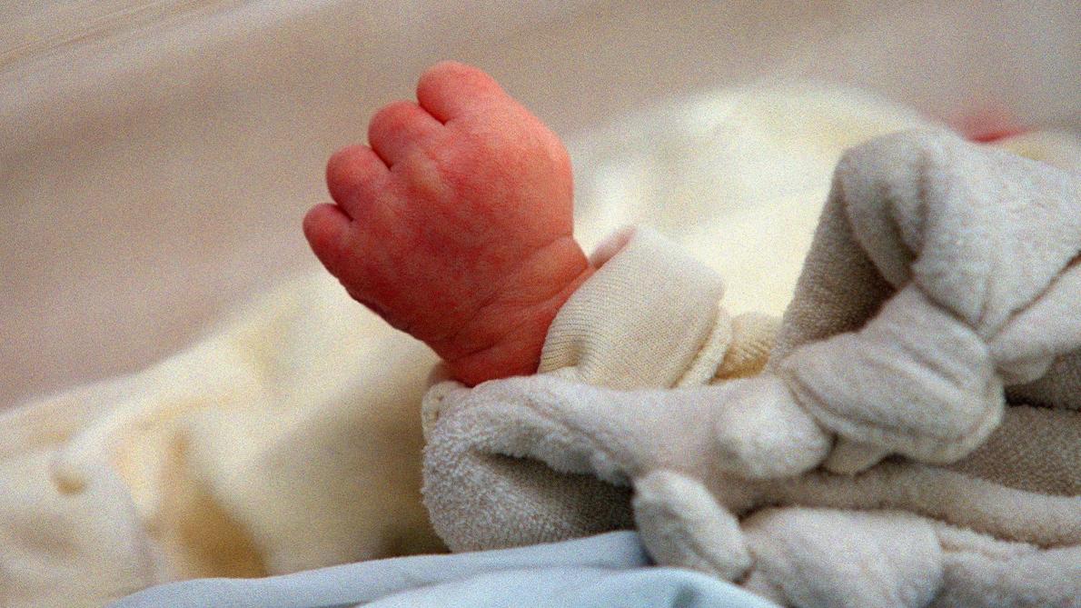 Une Remoise De 17 Ans Abandonne Son Nouveau Ne Dans Le Jardin De La Maison