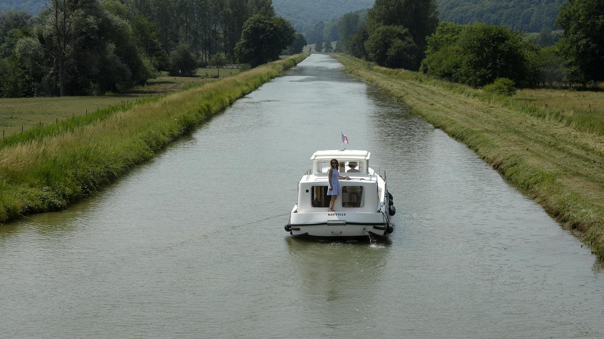 Embarcation De Plaisance Qui Rencontre Un Traversier