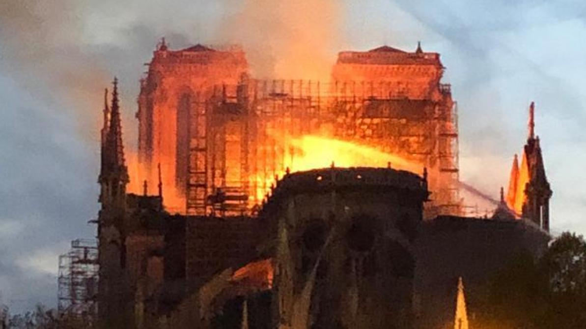 Photos Videos La Structure De Notre Dame Est Sauvee Et Preservee Dans Sa Globalite
