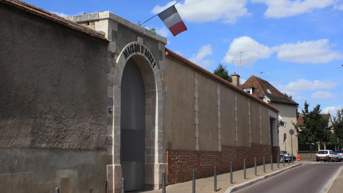 Un Detenu De La Maison D Arret De Troyes Profite D Un Footing Pour S Enfuir