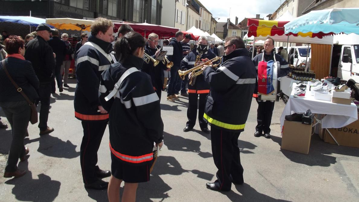 Avoir Images Fanfares Chars Fleuris Et Bigard A Chaource Pour La Foire Du 1er Mai actualisé salutations