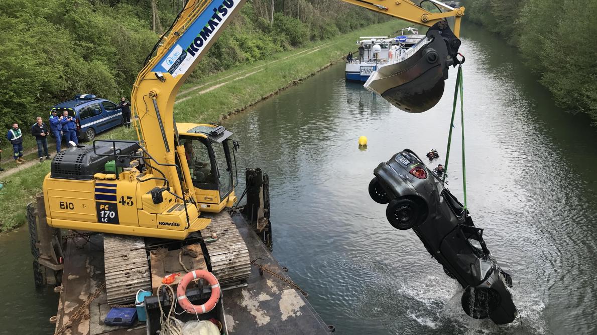 Video Une Voiture Volee A Laon Et Retrouvee Dans Le Canal A