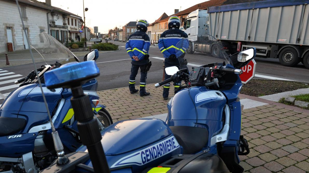 Une Femme Traînée Sur Plusieurs Mètres Derrière Une Voiture Au