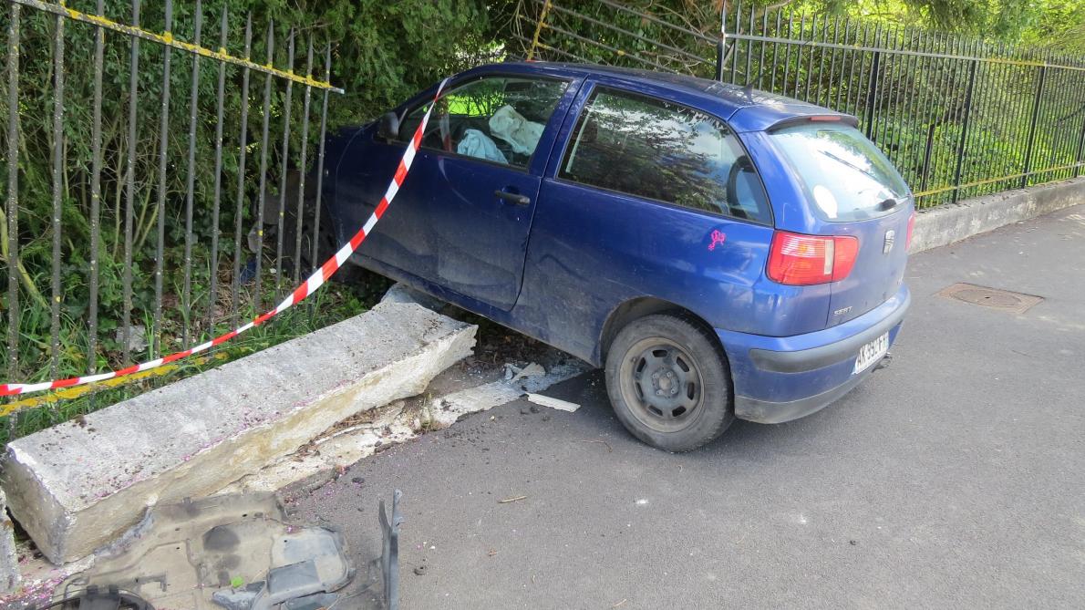 Une Voiture Accidentee Route De Bray A Nogent Sur Seine