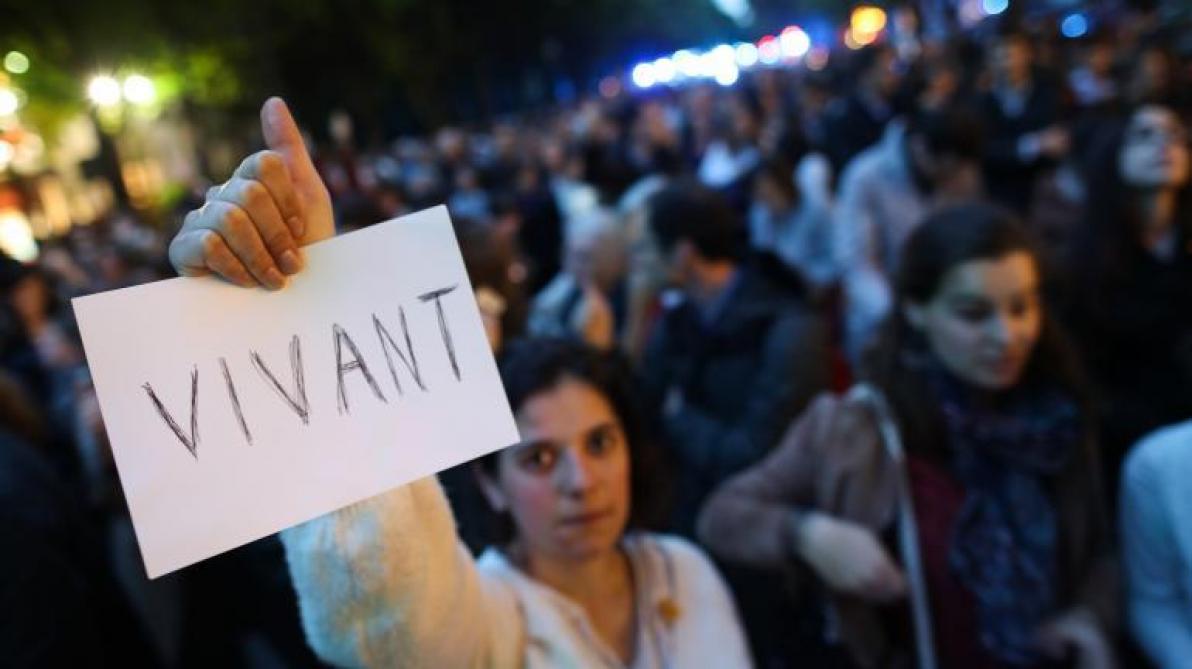 Une manifestation pour contester l’arrêt des soins de Vincent Lambert avait lieu, lundi vers 20h, à Paris. Photo AFP