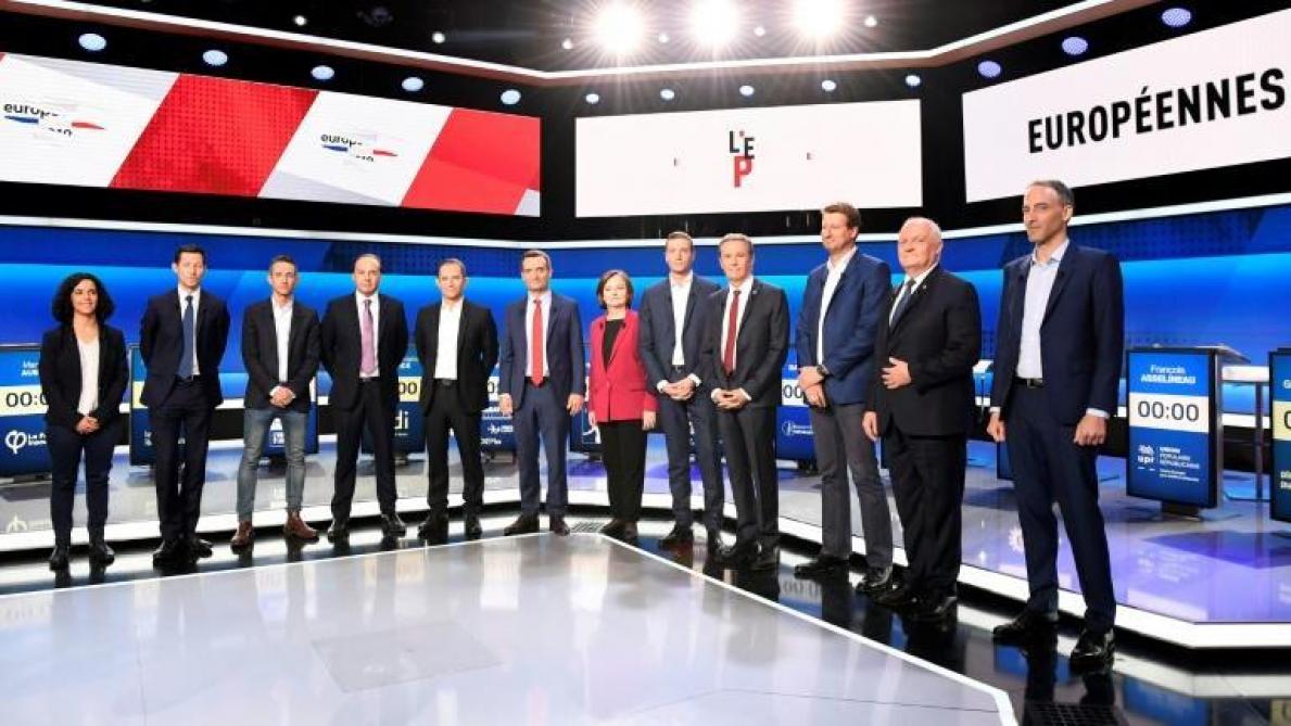 Le contraste est saisissant entre les 2 français normaux et le présentateur avide. Européennes: débat télévisé sur France 2 ce mercredi soir ...