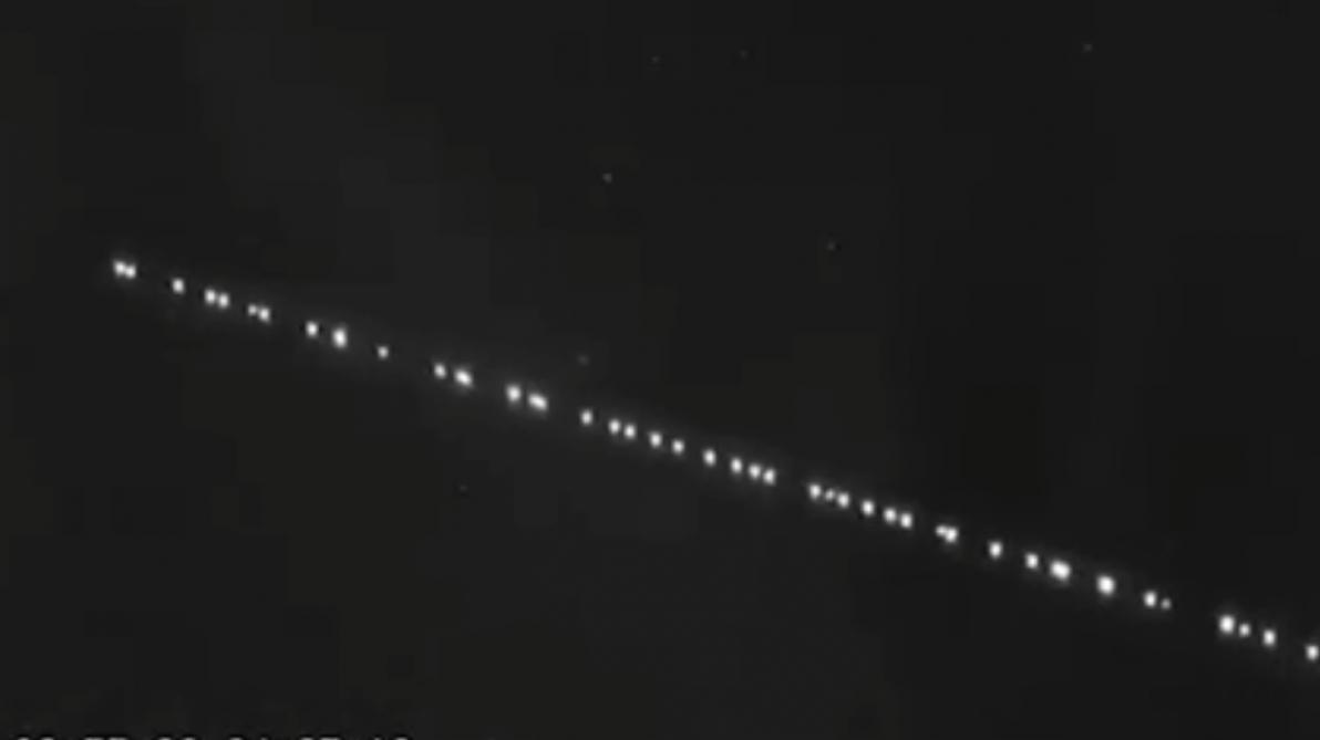 Point Lumineux Dans Le Ciel Qui Se Suivent VIDÉO. D’où venait le «train lumineux» qui a traversé le ciel vendéen
