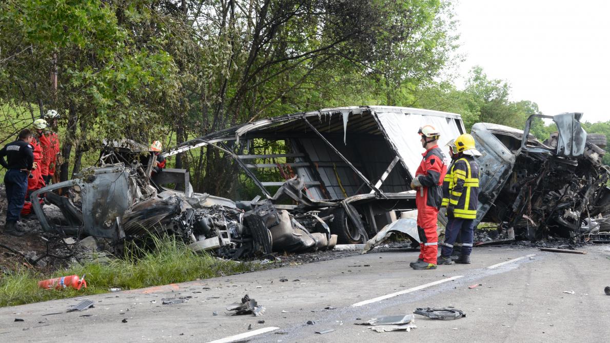 Photos Video Un Mort Dans Un Choc Frontal Entre Camions A Liart